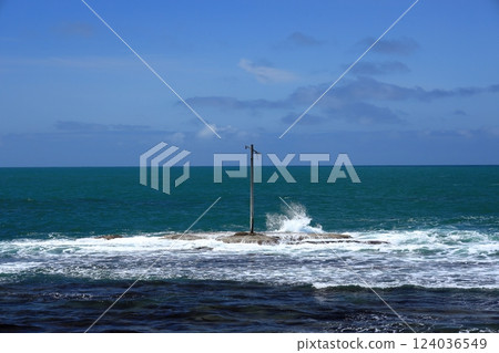 防波堤被海浪衝擊 防波堤被海浪衝擊 124036549