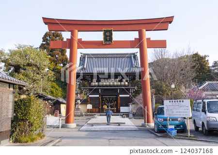 Kyoto Umemiya Taisha Shrine: Plum blossoms in full bloom and the tower gate (Zuishinmon) Kyoto Umemiya Taisha Shrine: Plum blossoms in full bloom and the tower gate (Zuishinmon) 124037168