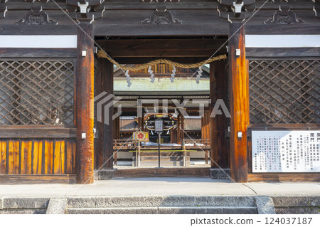 京都梅宮大社：從隨神門望去的正殿 124037187