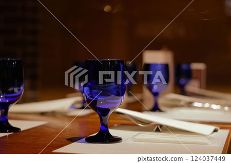 桌上擺放著香檳杯 桌上擺放著香檳杯 124037449
