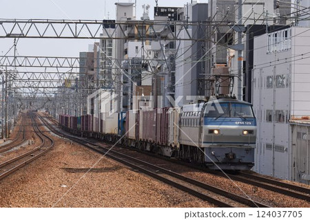 通過佐倉宿川站的下行長貨運列車 通過佐倉宿川站的下行長貨運列車 124037705