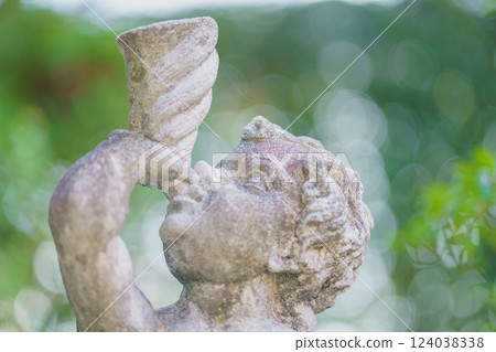 Bronze statue and spider's thread 124038338