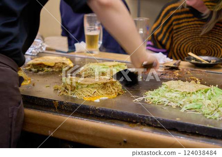 [Hiroshima] Hiroshima-style okonomiyaki cooked on a hot plate 124038484