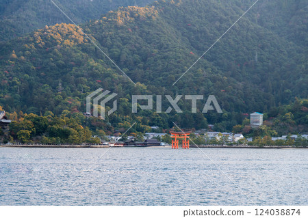 [Hiroshima Miyajima, Miyajimaguchi, Great Torii gate seen from JR West Miyajima Ferry] 124038874