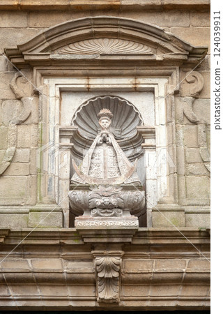 Religious statue on a house in Santiago de Compostela 124039911