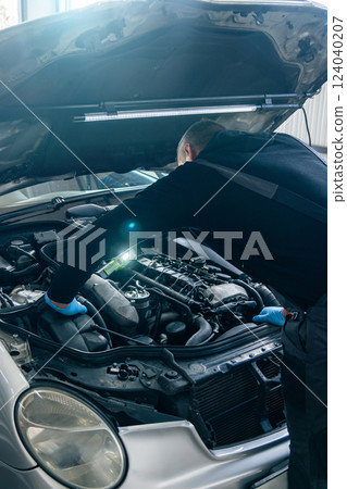 Serviceman repair car Serviceman repair car 124040207
