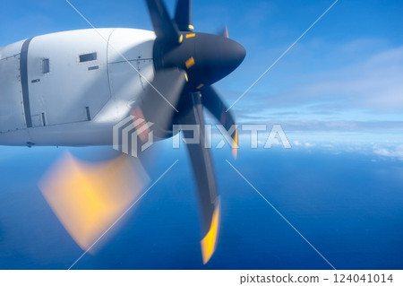 Aerial view of the Pacific Ocean with a spinning propeller 124041014