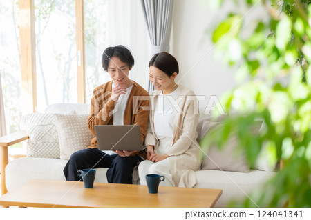 Living room computer couple 124041341