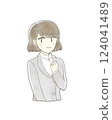 一位中年婦女穿著整齊，面帶微笑 124041489