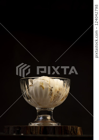 balls of creamy ice cream with the addition of natural maple syrup 124042798