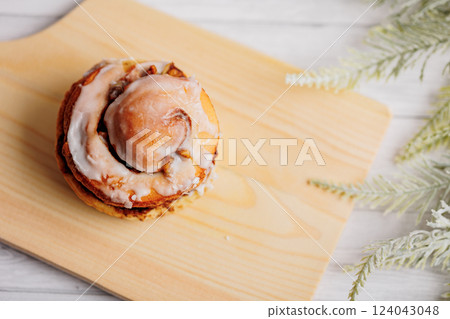 cinnamon roll  124043048