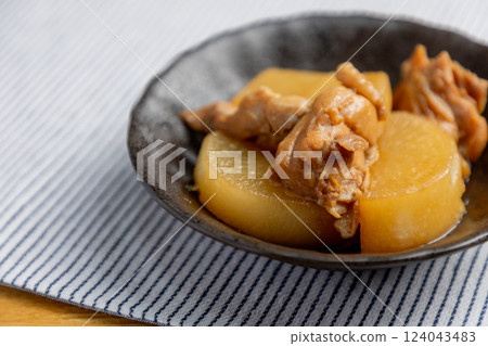 Simmered chicken and radish 124043483