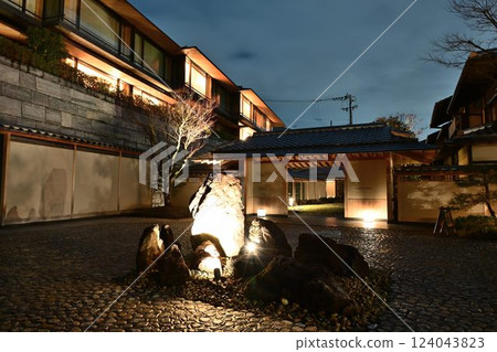 Five-star Kyoto hotel in the heart of Higashiyama, luxury hotel PAKK HYATT KYOTO night view Five-star Kyoto hotel in the heart of Higashiyama, luxury hotel PAKK HYATT KYOTO night view 124043823