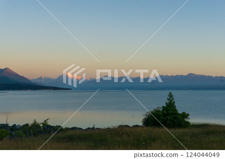 New Zealand's milky blue lake "Lake Pukaki" and snowy mountains New Zealand's milky blue lake "Lake Pukaki" and snowy mountains 124044049