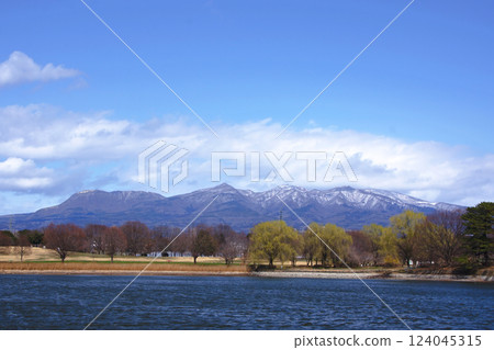 Snow-covered Mount Akagi seen from the pond in Omuro Park 124045315