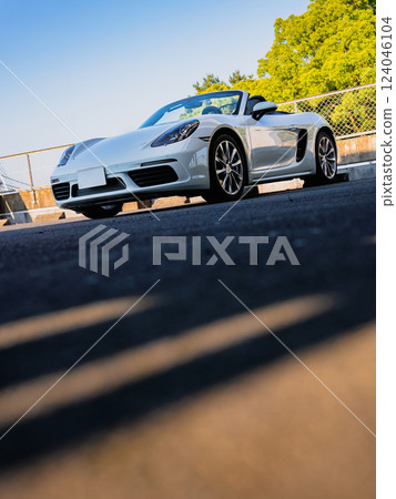 擁有酷炫低視角的跑車：保時捷 718 Boxster 敞篷車 124046104