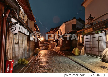 京都東山中心的二年坂和八坂塔雨後的夜景 124046131