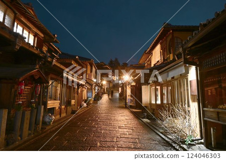 Night view after the rain at Ninenzaka and Yasaka Pagoda in the center of Higashiyama, Kyoto 124046303