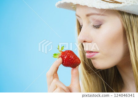 Young woman with fresh strawberry 124046341