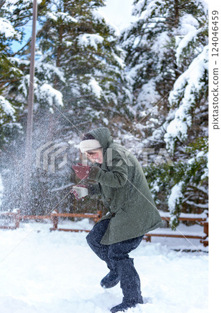 一個在雪地裡玩耍的女人 124046459