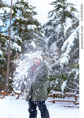 一個在雪地裡玩耍的女人 124046460