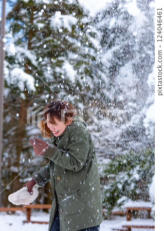 一個在雪地裡玩耍的女人 124046461