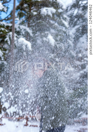 一個在雪地裡玩耍的女人 124046462