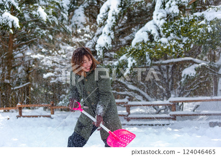 一個在雪地裡玩耍的女人 124046465