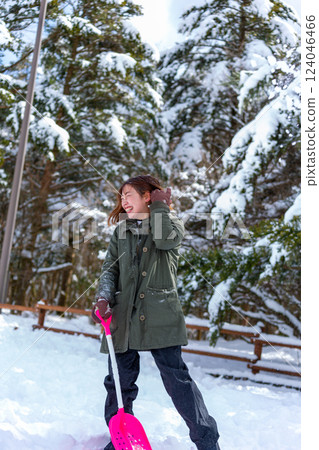 一個在雪地裡玩耍的女人 124046466