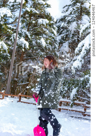 一個在雪地裡玩耍的女人 124046467