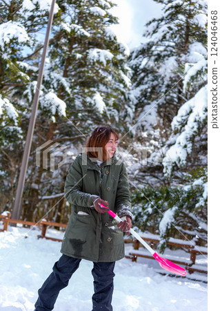A woman who plays in the snow 124046468