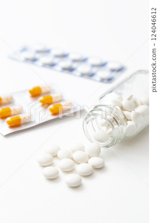 白色背景的藥丸 124046612