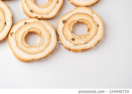 白色背景上的 Kurumafu 124046729