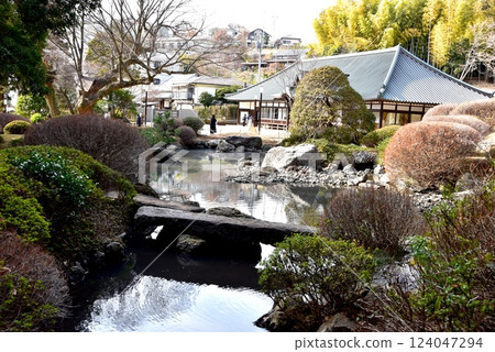 Machida City: Tsurugakawa Kozan Garden, a strolling garden with a pond and a shoin-style building Machida City: Tsurugakawa Kozan Garden, a strolling garden with a pond and a shoin-style building 124047294