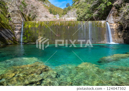 The miraculously clear Niyodo River and the Niyodo Blue of Yasui Valley The miraculously clear Niyodo River and the Niyodo Blue of Yasui Valley 124047302