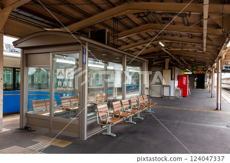 A waiting room on the station platform and a stopped train [Ainokaze Toyama Railway Takaoka Station] 124047337