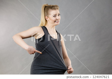 Woman wearing too big tshirt 124047621