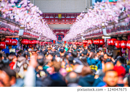 日本東京城市景觀:入境旅遊「爆發」。淺草寺擠滿了比新冠疫情爆發前更多的外國遊客(17日) 日本東京城市景觀:入境旅遊「爆發」。淺草寺擠滿了比新冠疫情爆發前更多的外國遊客(17日) 124047675