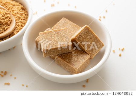 固體清湯，清湯塊，白色背景 124048052