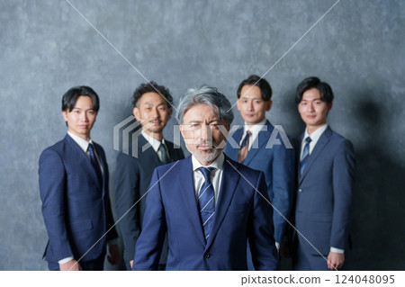 多個穿西裝的商人 多個穿西裝的商人 124048095