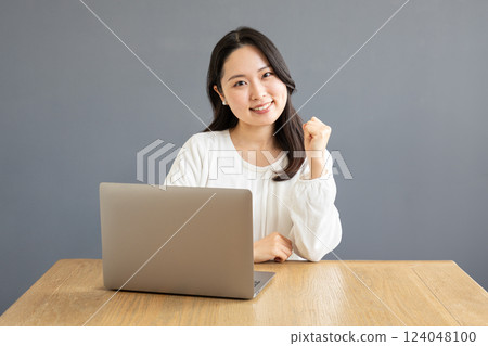 亞洲女性舉起拳頭擺姿勢 01 124048100