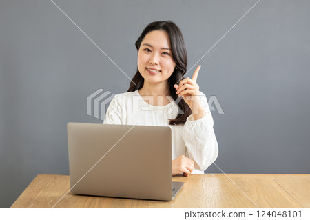 點 ~ 電腦前的亞洲女性 05 點 ~ 電腦前的亞洲女性 05 124048101