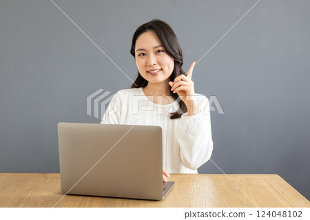 點 ~ 電腦前的亞洲女性 03 124048102