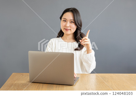 點 ~ PC 02 前的亞洲女性 點 ~ PC 02 前的亞洲女性 124048103