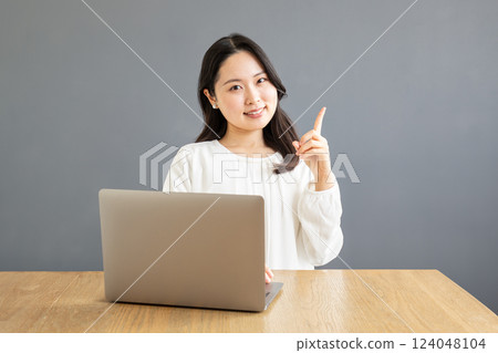 點 ~ 電腦前的亞洲女性 01 點 ~ 電腦前的亞洲女性 01 124048104