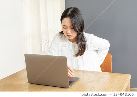 亞洲女性在 PC 02 前感到背痛 亞洲女性在 PC 02 前感到背痛 124048106