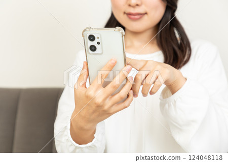 亞洲女性查看智慧型手機 01 124048118