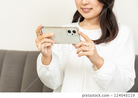 亞洲女人在客廳看影片 02 124048119