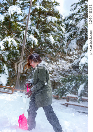 一個在雪地裡玩耍的女人 124048121