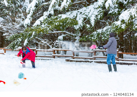 Couple playing in the snow 124048134